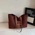 Retro large-capacity tote bag in burgundy suede with brown leather straps and cutout detail - Brown