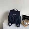 Mochila negra de tela en contraste con cordón y solapa para el uso diario de oficina - Negro