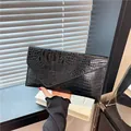 Pochette enveloppe noire élégante avec texture crocodile et rabat pointu pour femme - Noir