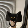 Borsa a spalla minimalista in pelle scamosciata nera con fibbia dorata a mezzaluna - Nero