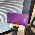 Pochette enveloppe violette à motif crocodile brillant avec détails de bandoulière - Violet