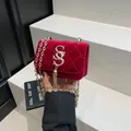 Mini sac bandoulière en velours rouge matelassé avec logo doré et chaîne - Rouge