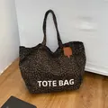 Retro Leopard Print Tote Bag mit weißer TOTE BAG Aufschrift und braunen Trägern - Braun