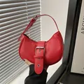Bolso hobo retro rojo con hebilla plateada grande y correa ajustable para mujer - Rojo