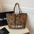 Stylische große Canvas-Einkaufstasche mit Leopardenmuster und schwarzen Tragegriffen - Braun