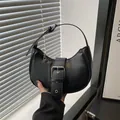Bolso de hombro negro en forma de media luna con hebilla metálica plateada moderna - Negro