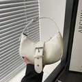 Elegante bolso de media luna beige con correa decorativa y hebilla de metal plateado - Blanco