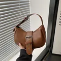 Bolso de hombro media luna vintage marrón con hebilla metálica plateada grande - Marrón