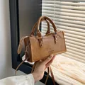 Bruine rechthoekige crossbodytas met minimalistische leertextuur en handgrepen - Bruin