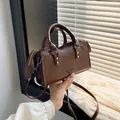 Chique donkerbruine vierkante crossbodytas van getextureerd kunstleer met noppen - Bruin