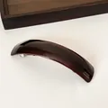 Minimalistische dunkelbraune Acetat-Haarspange mit France Handmade-Prägung - Brauner gebogener Federclip