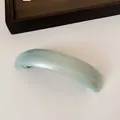 Französischer Haarclip aus hellblauem Acetat mit goldener France Handmade Aufschrift - Minzgrüner gebogener Federclip