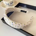 Dicker Blumen-Schwamm-Haarreif in Creme mit blauem Print und Handmade-Label - Hellrosa Geblümter Haarreif