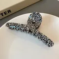 Grande pince à cheveux en acétate avec motif à pois noir et blanc style dalmatien - Léopard