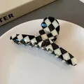 Grande pince à cheveux à damier noir et blanc en acétate avec lettrage doré élégant - Damier Noir et Blanc