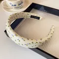 Dicker Schwamm-Haarreif mit blauem Blumenstoff und handgefertigtem Etikett-Detail - Beige Blumen Stirnband