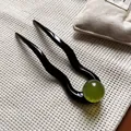 Forcina a U in acetato nero con un elegante ciondolo a perla verde oliva traslucido - Forcina U Perlina Verde