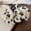 Große cremefarbene Haarklammer mit schwarzen Punkten und weichem Plissee-Stoff - Beige Gepunktet