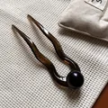 Forcina a U in acetato marrone con perla nera lucida per acconciature raffinate - Forcina U Perlina Nera