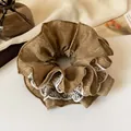 Braunes Vintage Falten-Scrunchie mit weißen Stickereispitzen und strukturierter Optik - Zweierpack / Braun