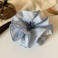 Hellblauer Haargummi mit weißer Spitzeneinfassung und weichem Chiffon-Plissee - Zweierpack / Blau