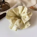 Überdimensionales hellgelbes Falten-Haargummi mit zartem weißen Spitzenbesatz - Zweierpack / Beige