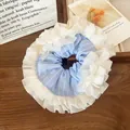 Chouchou rayé bleu et blanc avec dentelle et organza sur une table en bois - Chouchou à Rayure Unique Bleue