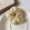 Chouchou fleur en satin jaune pâle avec étiquette lapin mignonne pour filles - Style Étiquette Lapin Jaune / Jaune