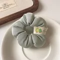 Chouchou en satin vert sauge avec plis souples et détail de petite étiquette feuille - Style Étiquette Arbre Vert / Vert