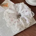 Chouchou blanc à fleurs roses avec bordure en dentelle et plis de tissu élégants - Chouchou Floral Blanc