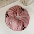 Coletero plisado rosa con lazos negros y detalles de perlas blancas elegantes - Coletero Doble Capa con Lazo Rosa