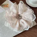Chouchou fleuri rose avec bordure en dentelle blanche et motifs lilas - Chouchou Floral Rose