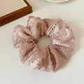Eleganter hellrosa Spitzen-Haargummi mit Blumenstickerei und gewebtem Markenetikett - Altrosa