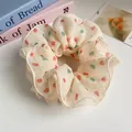 Beige haarelastiekje met hartjespatroon en gouden rand voor elegante kapsels - Groot / Hartjespatroon