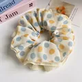 Grote scrunchie met stippen in crème chiffon met blauwe en oranje stippen en gele rand - Groot / Blauw-Geel Stippen