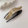 Fermaglio per capelli in acetato ambra champagne e nero con elegante forma a foglia - Avena