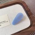 Barrette goutte en acétate bleu clair avec texte doré fait main sur fond en tissu - Barrette Goutte d'Eau Bleue