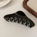 Glänzende schwarze Haarklammer mit cremefarbenem Rand für elegante Frisuren - Schwarz Acetat Gebogene Haarklammer