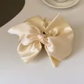 Fermaglio per capelli con fiocco oversize in raso champagne per acconciature eleganti - Molla Fiocco Beige