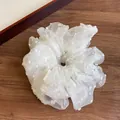 Eleganter weißer Spitzen-Scrunchie mit Punkten und handgefertigtem Etikett - Cremeweiß Netz Haargummi
