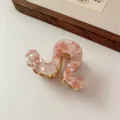 Pinza de pelo con ondas de mármol rosa en acetato y base de metal dorado - Pinza de pelo rosa