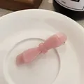 Fermaglio per capelli rosa in acetato con fiocco, finitura opaca e clip in metallo dorato - Fermaglio per Capelli con Fiocco Rosa