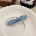 Fermaglio per capelli a fiocco blu scuro in acetato con finitura opaca su vassoio - Fermaglio con Fiocco Blu