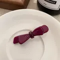 Fermaglio per capelli a fiocco in acetato viola scuro con finitura lucida su piatto - Fermaglio Capelli Fiocco Porpora