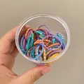 Elastici per capelli multicolori con cuori bianchi in una scatola rotonda trasparente - Motivo a Cuore / Grande / Colorato