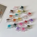 Set mit bunten Mini-Haarklammern in Herzform aus verschiedenen Harzfarben - Verlauf Bogen