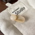 Fermaglio per capelli fatto a mano in resina beige crema con finitura lucida e design minimal - Bianco Sporco