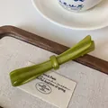 Grasgrüne Haarspange aus Acetat mit Vintage-Schnalle auf einem Holztablett Deko - Hellgrün Gestreifter Federclip