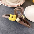 Pinza per capelli opaca marrone con orsetto giallo e perla bianca per acconciature - Orso Giallo