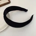 Minimalistische zwarte brede geplooide stoffen haarband met zijdezachte satijnglans - Zwart